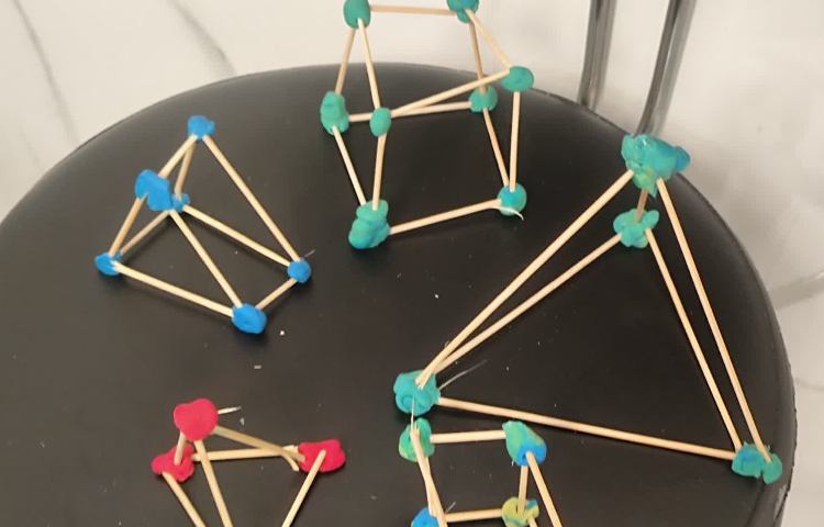 ساخت اشکال هندسی به وسیله‌ی خمیر و چوب در زنگ Math 5