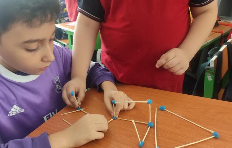 ساخت اشکال هندسی به وسیله‌ی خمیر و چوب در زنگ Math 5