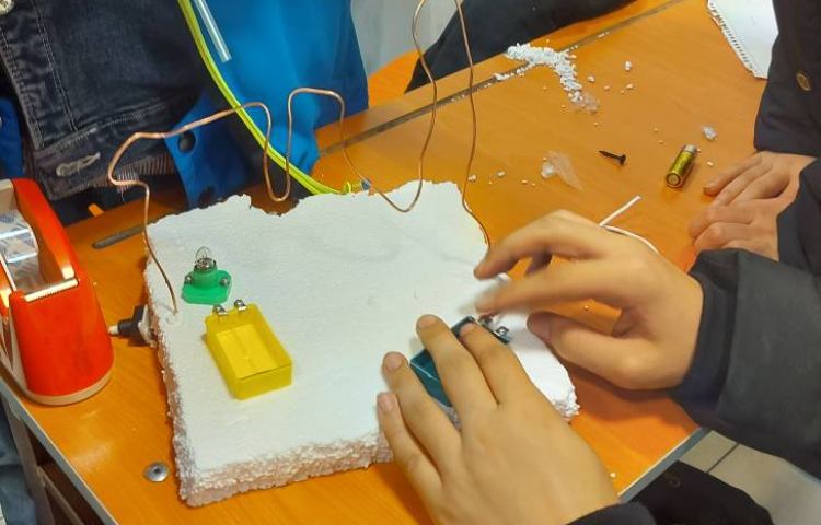 ساخت اعصاب سنج و کاردستی حلزون در هفته‌ملی علوم 3