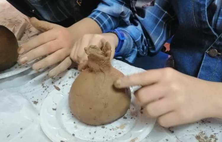 ساخت انار با گل سفالگری پایه چهارم 6