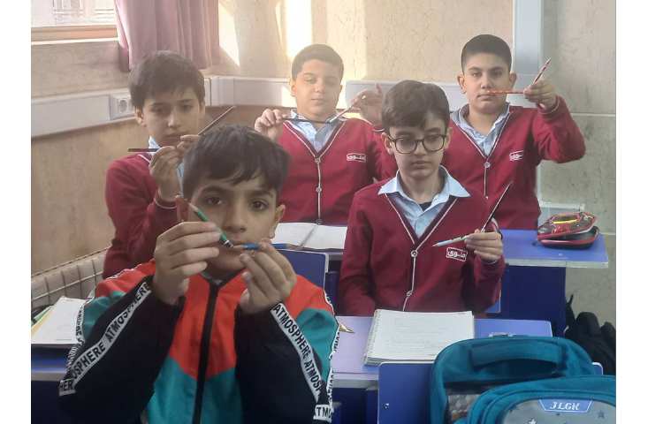 ساخت انواع زاویه ها با وسایل ساده مانند 2 مداد و کتاب 2