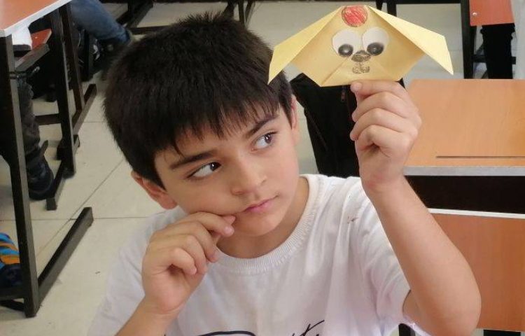 ساخت اوریگامی حیوانات (سگ،فیل) با هدف دست ورزی در کلاس اجراشد. 2