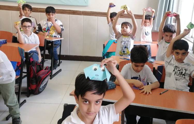 ساخت اوریگامی حیوانات (سگ،فیل) با هدف دست ورزی در کلاس اجراشد. 3