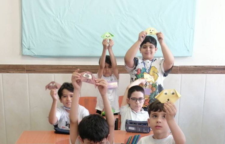 ساخت اوریگامی حیوانات (سگ،فیل) با هدف دست ورزی در کلاس اجراشد.