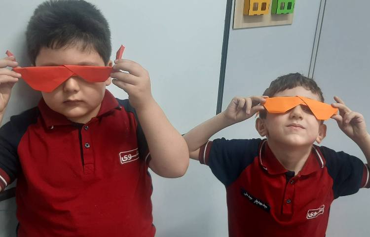 ساخت اوریگامی عینک با پسرانم در کلاس شاپرک 5