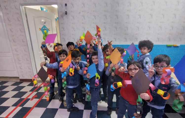 ساخت بادبادک در کلاس بادبادک ها در روز بادبادک 2