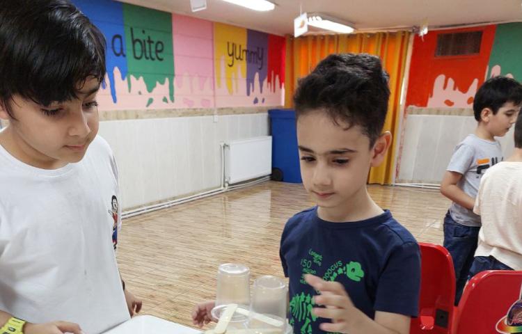 ساخت برج به کمک لیوان و چوب بستنی 1