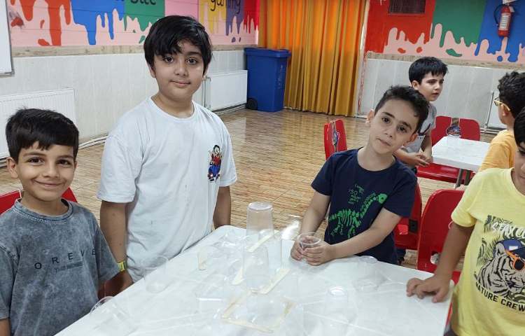 ساخت برج به کمک لیوان و چوب بستنی 2