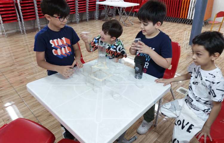 ساخت برج به کمک لیوان و چوب بستنی