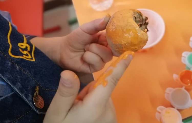 ساخت دست سازه خرمالو با گل سفالگری 2