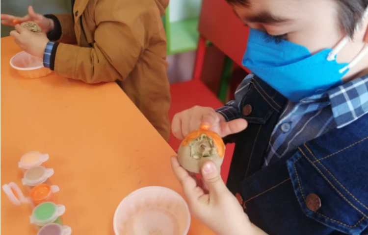 ساخت دست سازه خرمالو با گل سفالگری 3