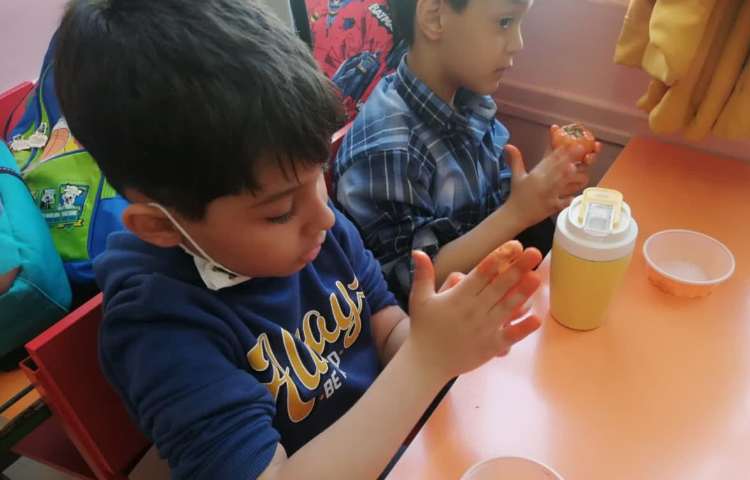 ساخت دست سازه خرمالو با گل سفالگری 4