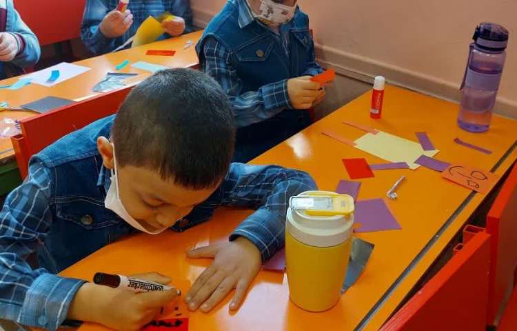ساخت دست سازه های خلاق با مقوا پیش دبستان 3