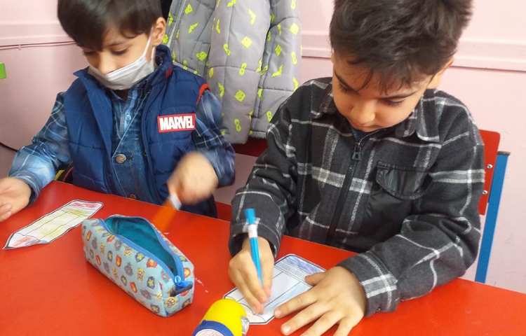 ساخت دست سازه و رنگ آمیزی زبانی پیش دبستان 10