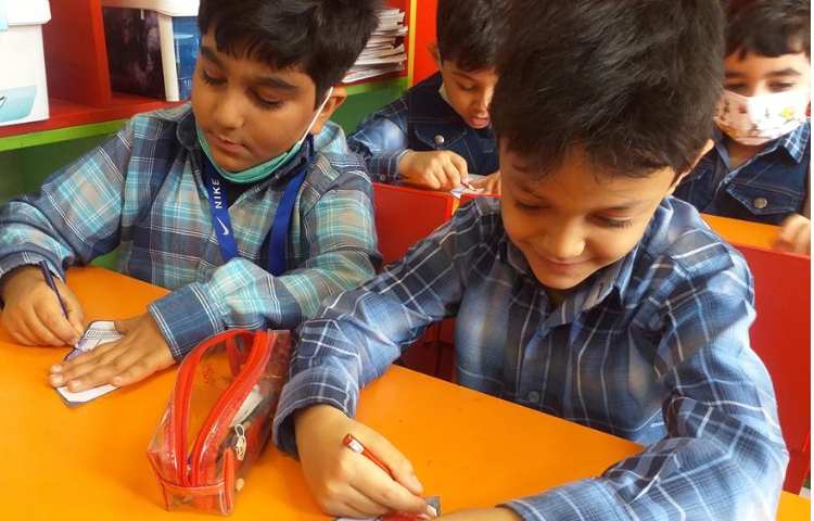 ساخت دست سازه و رنگ آمیزی زبانی پیش دبستان 2