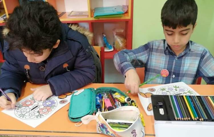 ساخت دست سازه پروانه و رنگ آمیزی گل پایه سوم دبستان