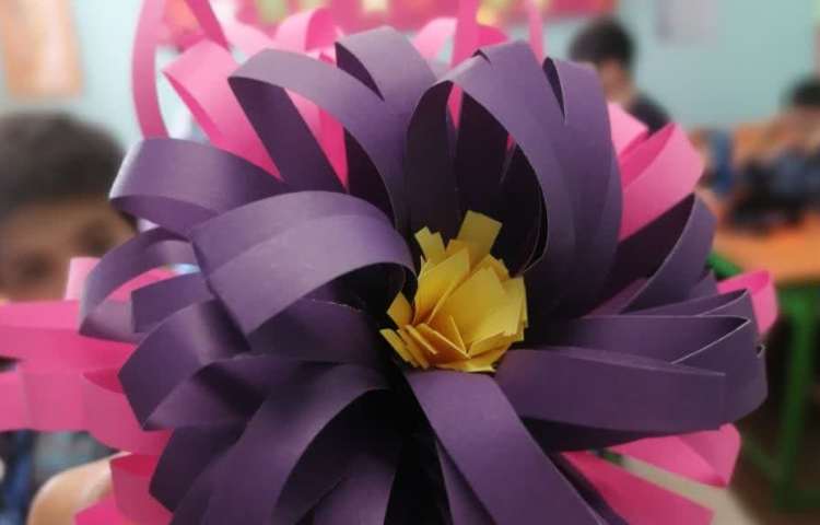 ساخت دست سازه گل کاغذی دانش آموزان پایه سوم دبستان 1