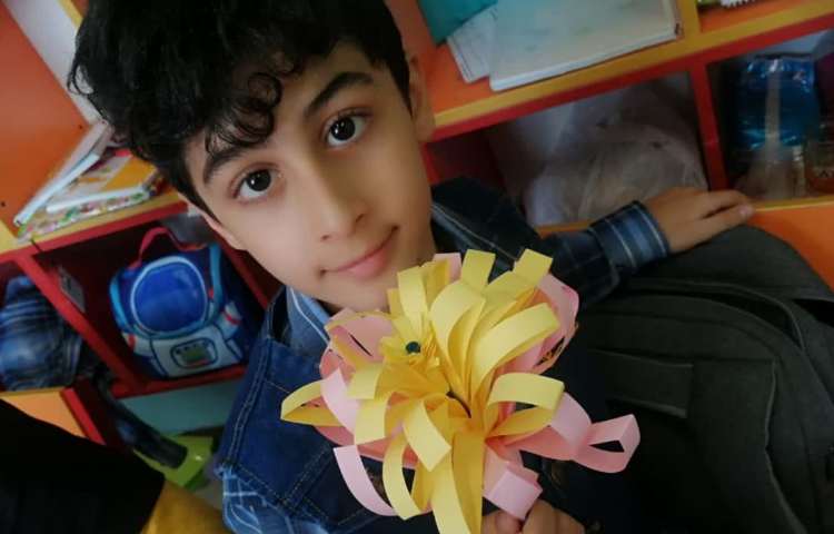 ساخت دست سازه گل کاغذی دانش آموزان پایه سوم دبستان 2