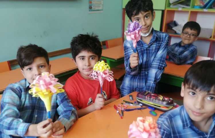 ساخت دست سازه گل کاغذی دانش آموزان پایه سوم دبستان 3