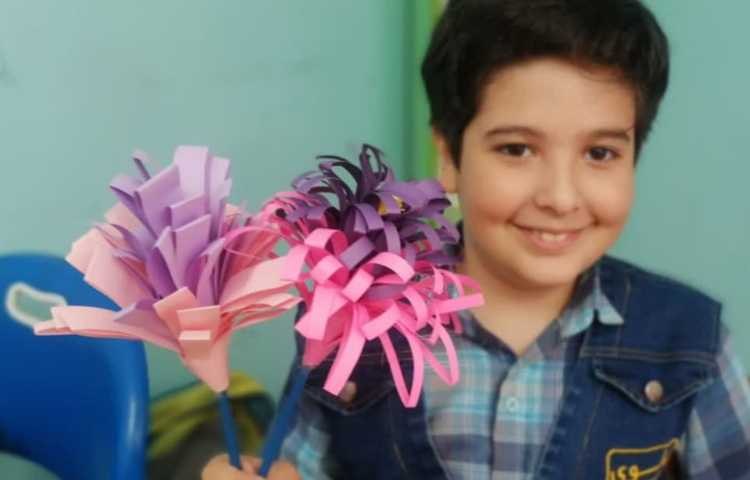 ساخت دست سازه گل کاغذی دانش آموزان پایه سوم دبستان 4