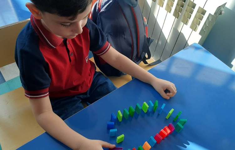 ساخت دومینوهای جذاب توسط پسرهای عزیزم 3