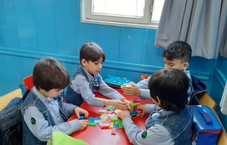 ساخت دومینوهای جذاب و هیجان انگیز با گل پسرای خودم 1