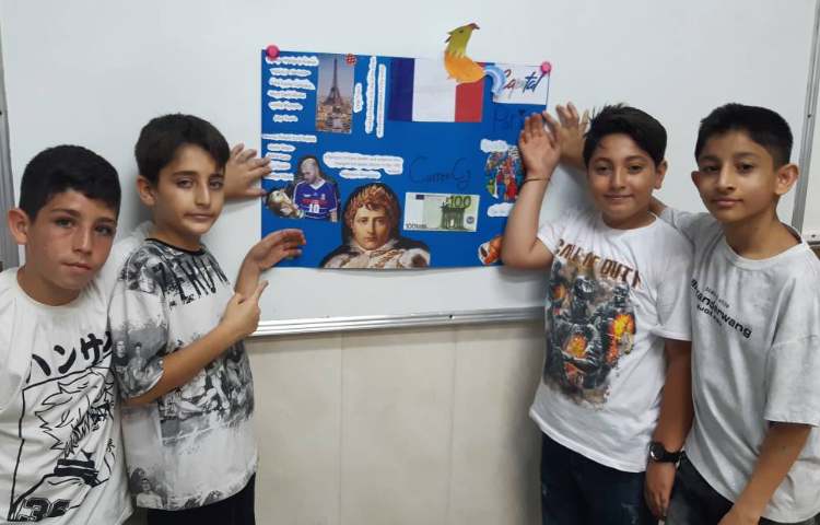 ساخت روزنامه‌دیواری کشورها به صورت گروهی 3