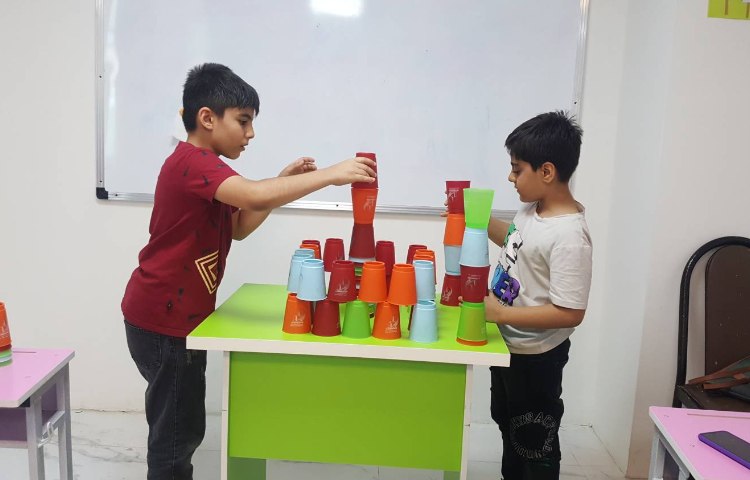 ساخت سازه با لیوان جهت پرورش خلاقیت