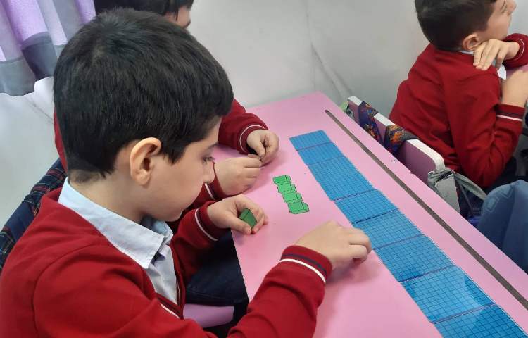 ساخت عدد با دسته های 1000 تایی 100تایی 10 تایی و یکی و پخش کلیپ 5