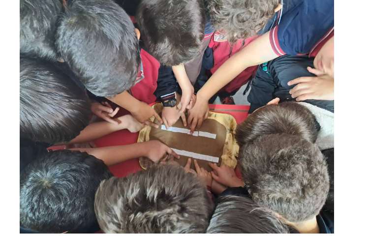 ساخت فسیل با اثر انگشت دانش آموزان 1