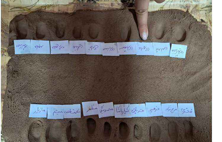 ساخت فسیل با اثر انگشت دانش آموزان