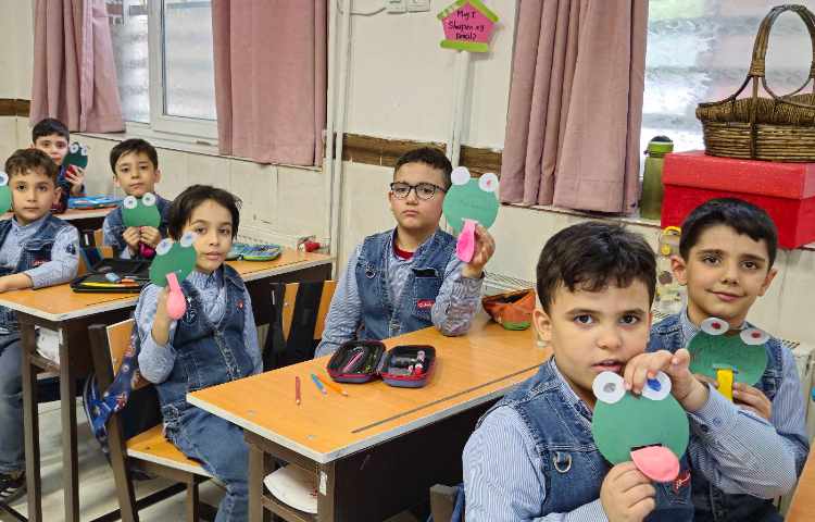 ساخت قورباغه با هدف ایجاد انگیزه، تقویت مهارت دست، هماهنگی چشم و دست و تدریس نشانه غ