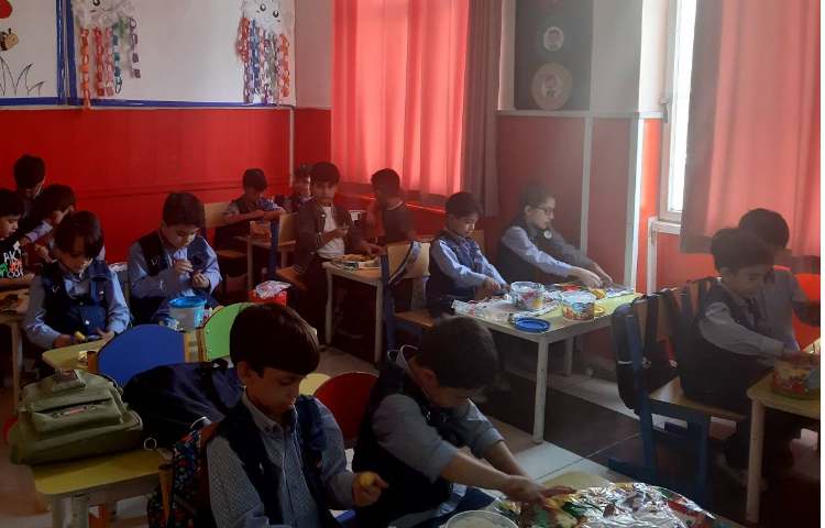 ساخت لغات تدریس شده به همراه خمیر بازی و تقویت مهارت دست ورزی در کلاس