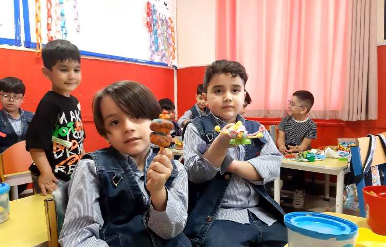 ساخت لغات تدریس شده به همراه خمیر بازی و تقویت مهارت دست ورزی در کلاس 2