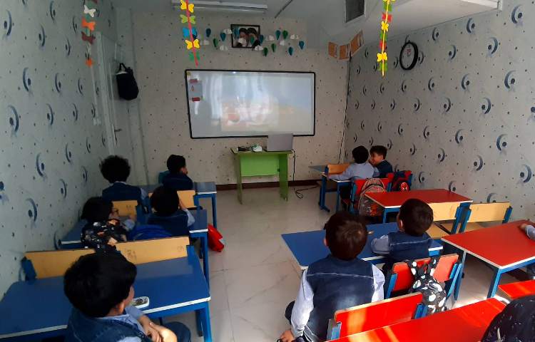 ساخت لغات تدریس شده به همراه خمیر بازی و تقویت مهارت دست ورزی و تماشای کارتون در کلاس 1