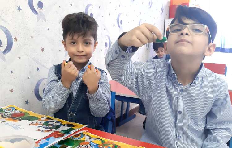 ساخت لغات تدریس شده به همراه خمیر بازی و تقویت مهارت دست ورزی و تماشای کارتون در کلاس 3