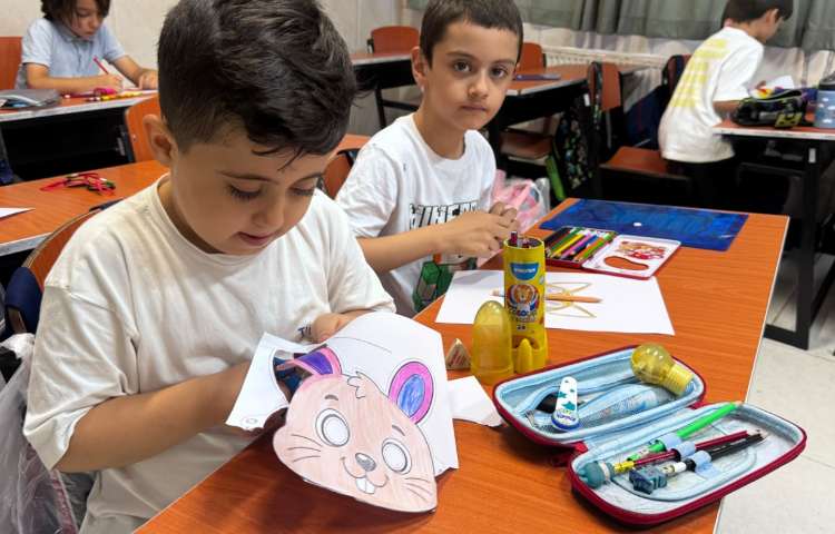 ساخت ماسک همراه با رنگ امیزی و‌برش کاغذ 2