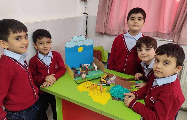 ساخت ماکت حیوانات اعلی و وحشی مربوط به فصل4 علوم توسط دانش‌آموزان در کلاس انجام شد 1