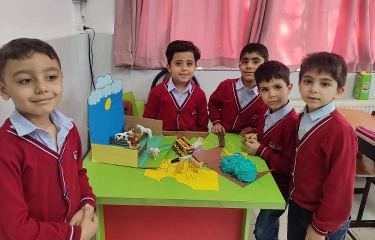 ساخت ماکت حیوانات اعلی و وحشی مربوط به فصل4 علوم توسط دانش‌آموزان در کلاس انجام شد 2