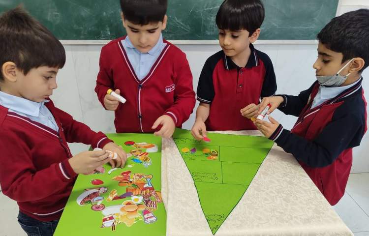 ساخت ماکت هرم غذایی برای درس علوم فصل 3 مبحث ( سالم باش و شاداب باش) در کلاس توسط دانش‌آموزان 1
