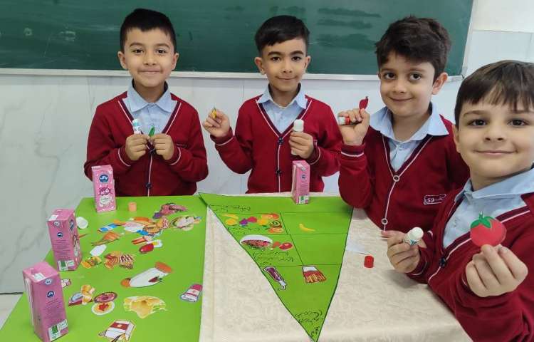 ساخت ماکت هرم غذایی برای درس علوم فصل 3 مبحث ( سالم باش و شاداب باش) در کلاس توسط دانش‌آموزان 2
