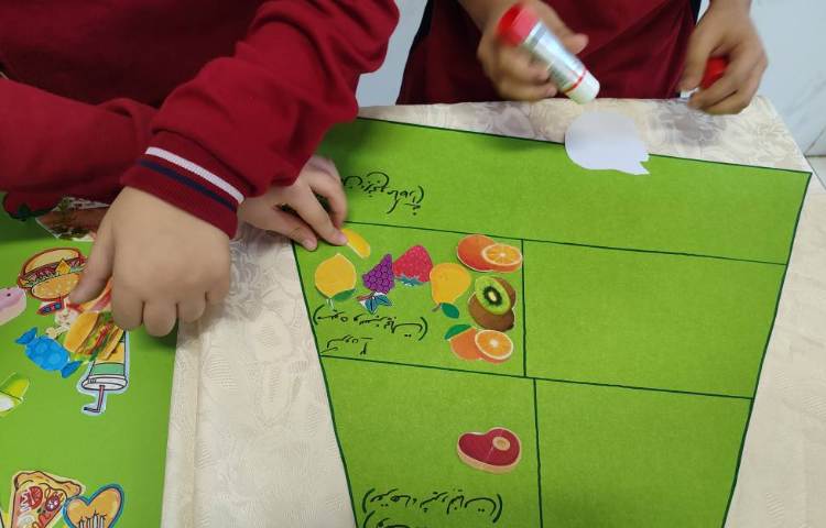 ساخت ماکت هرم غذایی برای درس علوم فصل 3 مبحث ( سالم باش و شاداب باش) در کلاس توسط دانش‌آموزان