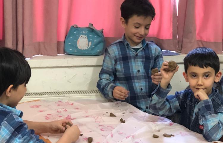 ساخت مجسمه با گل 1