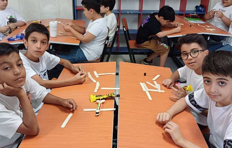 ساخت هواپیما با چوب در کلاس انجام شد 1