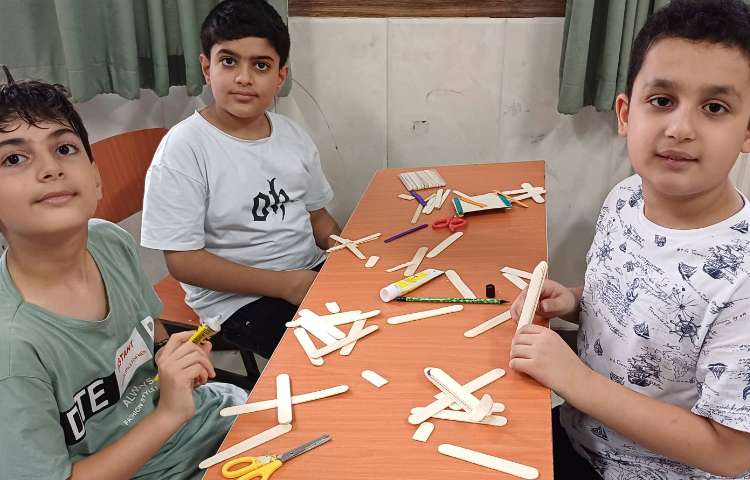 ساخت هواپیما با چوب در کلاس انجام شد 2