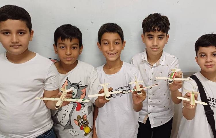 ساخت هواپیما با چوب در کلاس انجام شد 3