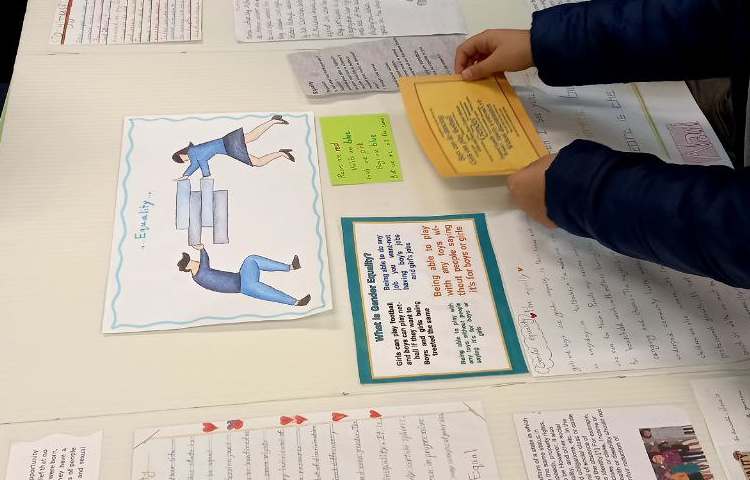 ساخت و طراحی پوستر زبانی هفته ملی علوم پایه پنجم دبستان 1