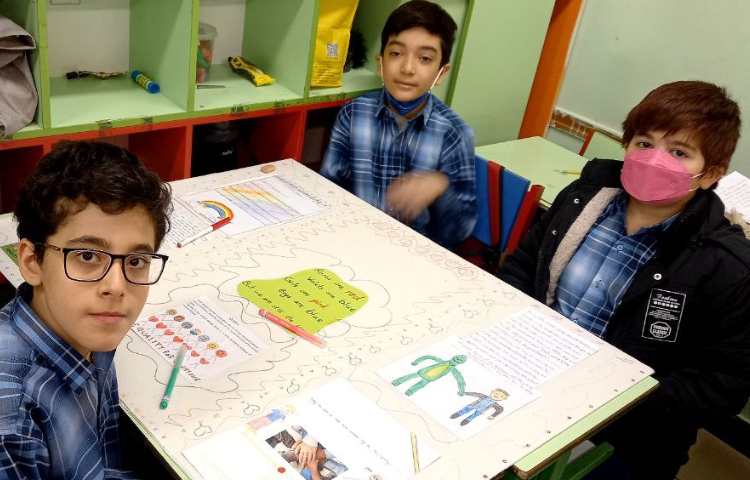 ساخت و طراحی پوستر زبانی هفته ملی علوم پایه پنجم دبستان 4