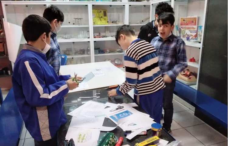 ساخت و طراحی پوستر هفته ملی علوم پایه ششم دبستان 4