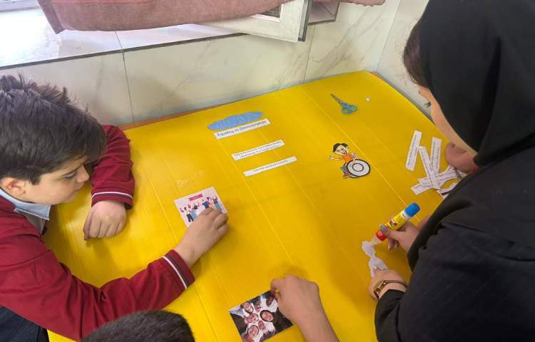 ساختِ پوستر با موضوعِ Discrimination vs Equality در زنگ زبان عمومی 7